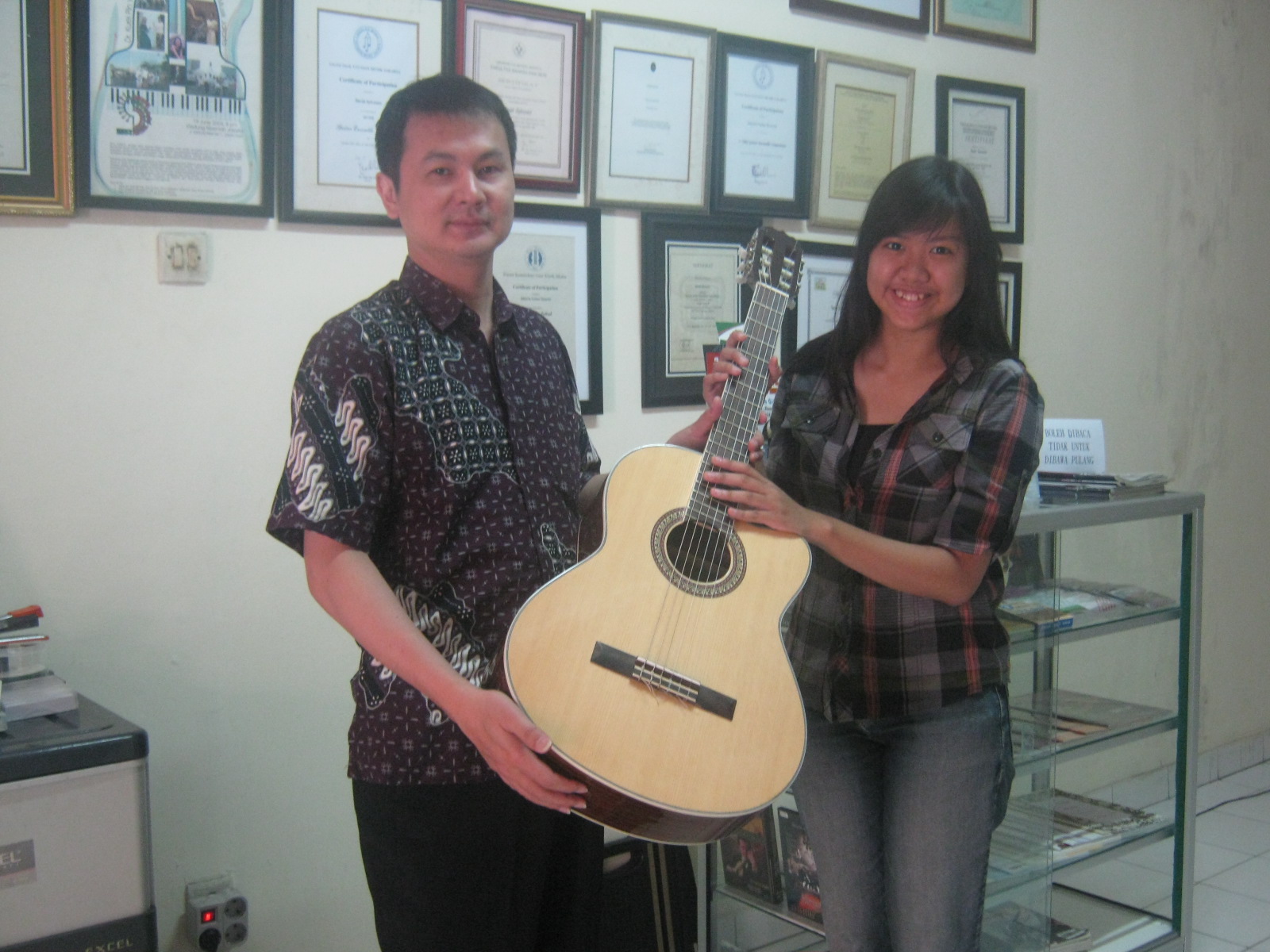 Sylvi Pemenang Doorprize Gitar